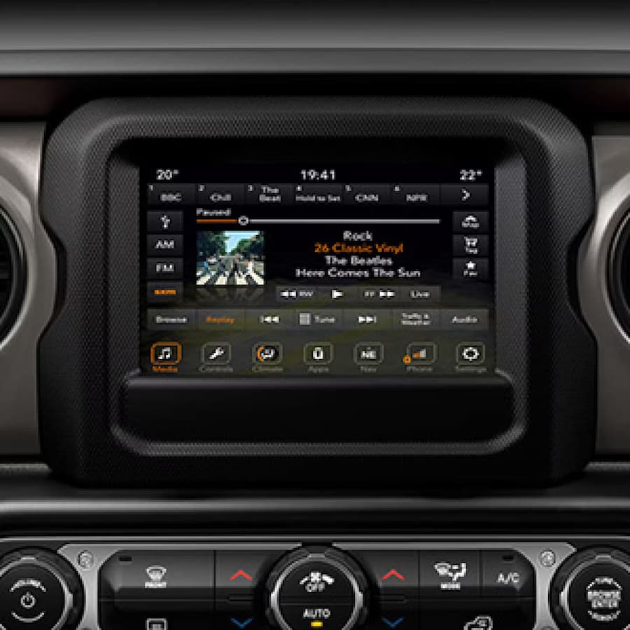 UCONNECT™ VỚI MÀN HÌNH CẢM ỨNG 7-INCH